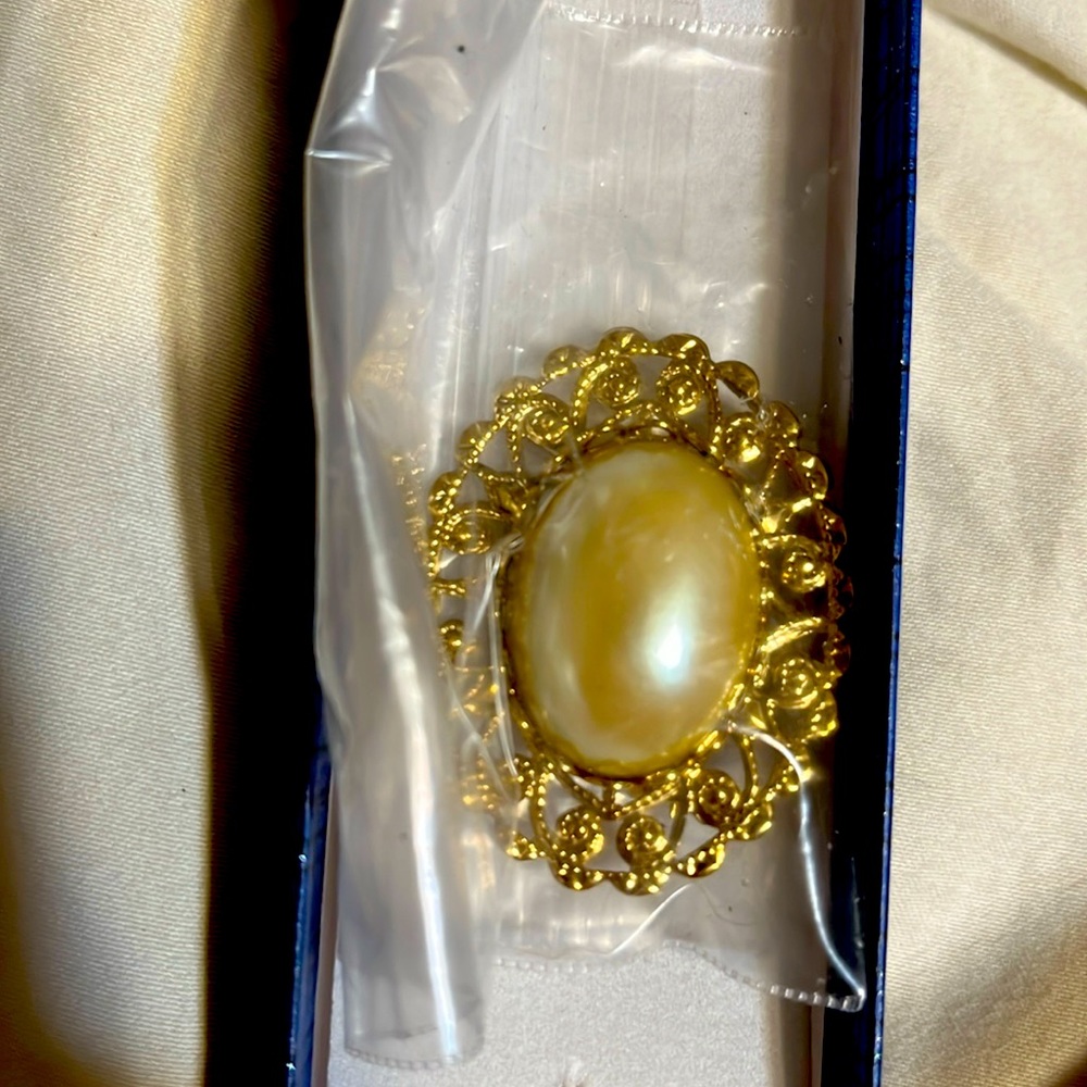 Beautiful vintage gold pearl brooch.